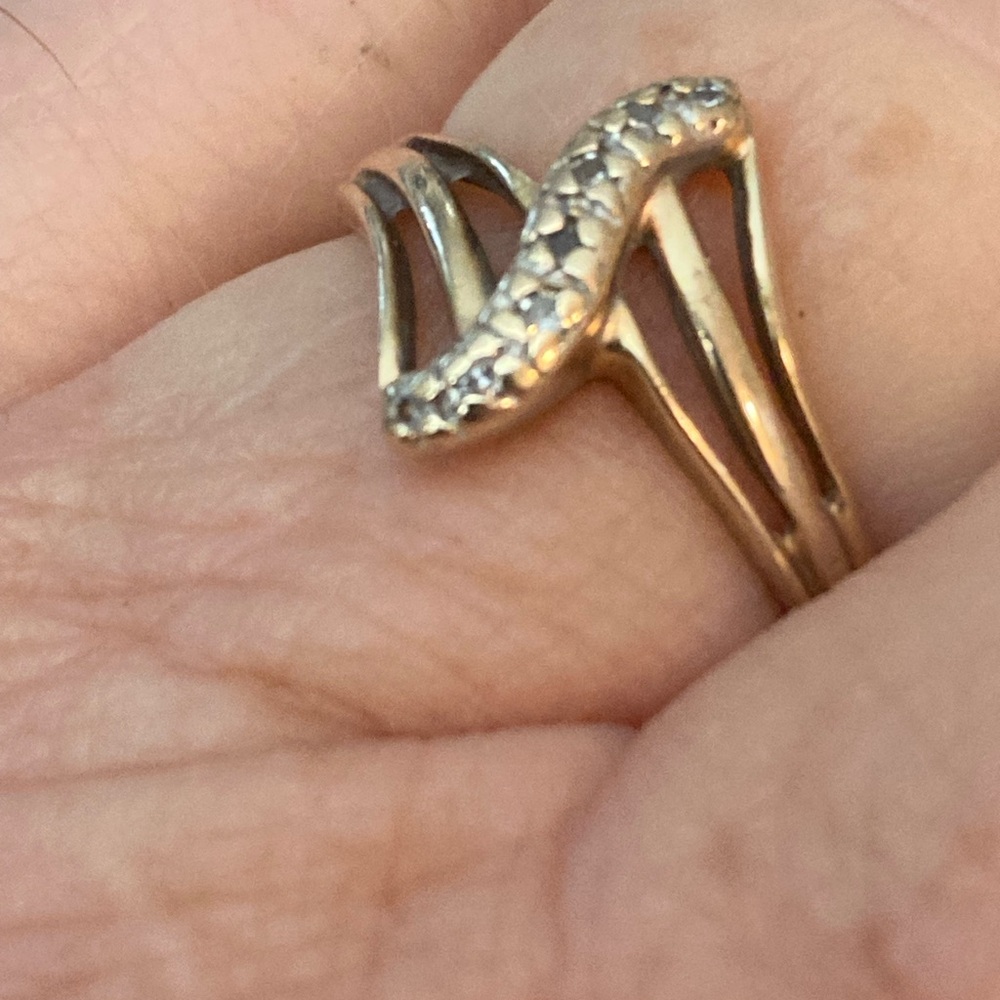 14K gold ring with 7 small diamonds. Size 7 - Picture 2 of 4